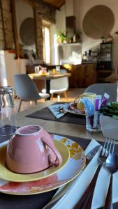 einen Tisch mit einer rosa Teekanne auf einem Teller in der Unterkunft Chambres d'Hôtes Barraconu in Porto-Vecchio