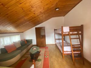 uma sala de estar com um sofá e um beliche em Happy Corner Guest House em Shkodër