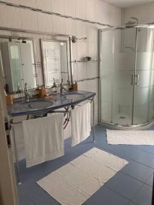a bathroom with two sinks and a shower at Authentique maison en pierre de 160 m2 au calme in Reignac
