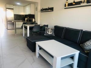 uma sala de estar com um sofá e uma mesa em Residencial Alegria 12 em Torrevieja