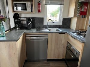 Kuchnia lub aneks kuchenny w obiekcie MH 3 chambres, camping Les Dunes de Contis, Landes