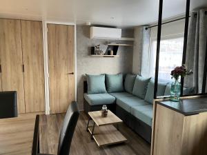 Część wypoczynkowa w obiekcie MH 3 chambres, camping Les Dunes de Contis, Landes