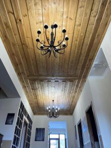 TV a/nebo společenská místnost v ubytování Nur Guest House
