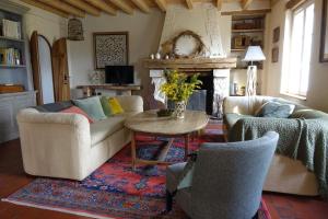 een woonkamer met een bank en een tafel bij Le Montillon in Tour-en-Sologne
