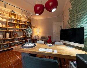 Cette chambre dispose d'un bureau avec un ordinateur et des chaises. dans l'établissement 19 Tile Ceramic Concept - by Unlock Hotels, à Caldas da Rainha