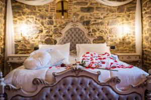 een slaapkamer met een bed met kerstversieringen erop bij San Lazzo Luxury Room - ROOM & PERSONAL SPA in Castiglion Fiorentino