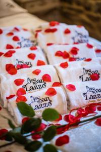 een taart met rode bloemen erop bij San Lazzo Luxury Room - ROOM & PERSONAL SPA in Castiglion Fiorentino