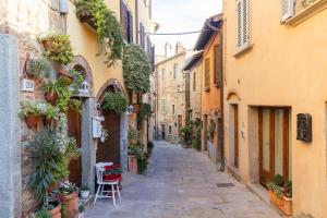 an alley in an old town in italy at San Lazzo Luxury Room - ROOM & PERSONAL SPA in Castiglion Fiorentino