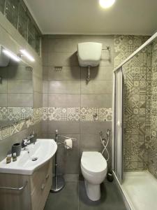 ein Bad mit einem WC, einem Waschbecken und einer Dusche in der Unterkunft CLALE ROOMS in Neapel