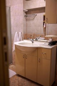 A bathroom at ApartmentDanny Még 5 kép