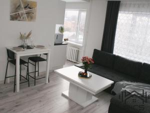 salon z kanapą i stołem w obiekcie Rics Apartment w mieście Valga