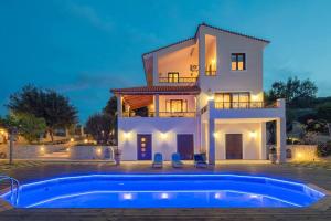 Bazén v ubytování Sofia's Sunny Home + Private Pool + Gym nebo v jeho okolí