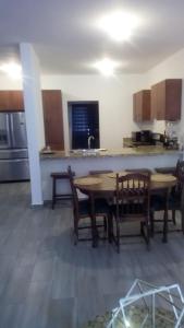 cocina con mesa, sillas y barra en Monte Mar 7A en Divisadero