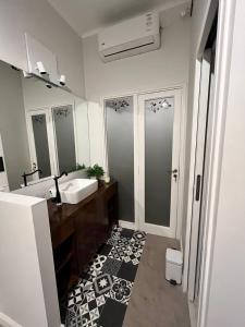 a bathroom with a sink and a mirror at Gomez Point Mendoza in Mendoza
