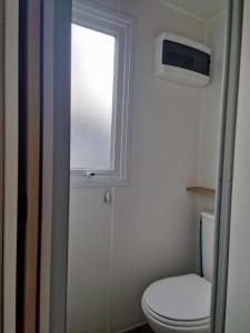 オンザンにあるDomaine de Dugnyのバスルーム(トイレ付)、窓が備わります。