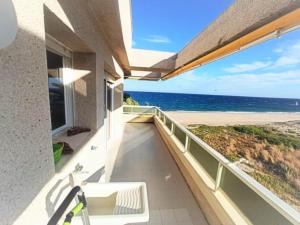 Elle comprend un balcon offrant une vue sur la plage. dans l'établissement Paraíso, à Miami Platja