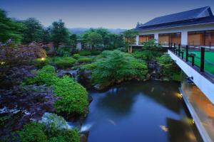 蔵王にある宮城 蔵王の旅館  旬樹庵 さんさ亭の建物前の川の上面