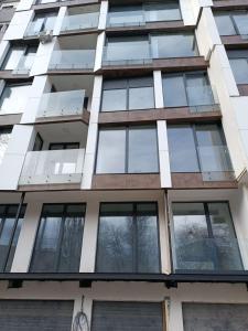 un immeuble d'appartements avec de nombreuses fenêtres latérales dans l'établissement Apartment 1 Novi Sad, à Novi Sad