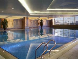 a large swimming pool in a building at Shangri-La Baotou in Baotou
