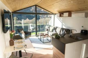 uma cozinha e sala de estar numa casa em Velo & Wohnen -NEU- Elektroräder inklusive-Sauna-Moselblick em Enkirch