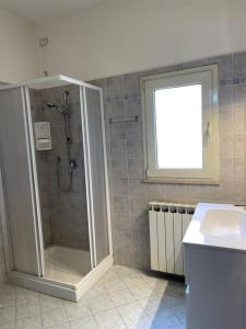 Ένα μπάνιο στο Appartamento Verdi, a 100 metri dal mare.