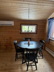 d'une salle à manger avec une table, des chaises et une fenêtre. dans l'établissement Sea view in Senja, à Tranøya