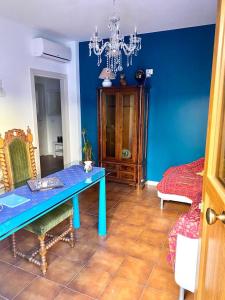 a blue room with a blue table and a bed at Da li Poteri in Colfiorito
