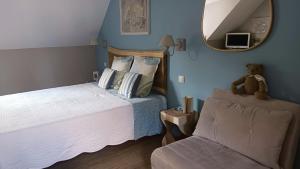 a bedroom with two beds and a mirror and a teddy bear at Les chambres de l'Atelier in Pont-Aven