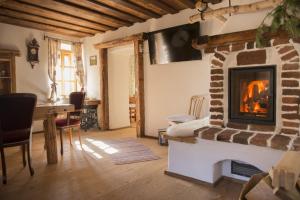 ein Wohnzimmer mit einem Kamin und einem Tisch in der Unterkunft Baumgartner - Bauernhaus in Weißkirchen in Steiermark