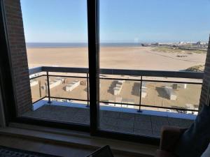 a room with a view of the beach from a window at CoZB in Bruges