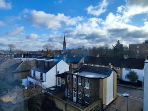 una vista aérea de una ciudad con una iglesia en Spacious & Serene Stay in London en Forest Hill