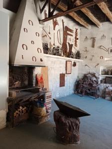 Habitación con chimenea y mesa. en Can Pitu Ferrer, en Peralada