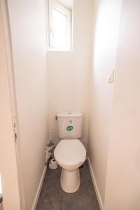 a small bathroom with a toilet with a window at Appartement - Le Mikado - Hyper-centre - Wi-Fi- Espace de travail - Confort in Saint-Étienne