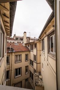 a view from the window of an apartment building at Appartement - Le Mikado - Hyper-centre - Wi-Fi- Espace de travail - Confort in Saint-Étienne