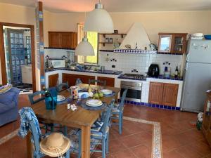 A kitchen or kitchenette at Villa Delfino Blu con accesso diretto al mare dalla scogliera e privacy impagabile.