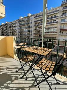 a table and chairs on the roof of a building at Studio à deux pas de la mer in Nice