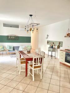 cocina y comedor con mesa y sillas en Finestra sul Borgo Apt., en Acquarica del Capo