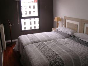 um quarto com uma cama e uma janela em Grande, luminoso y con garage, 3 dormitorios en el camino de Santiago em Burgos