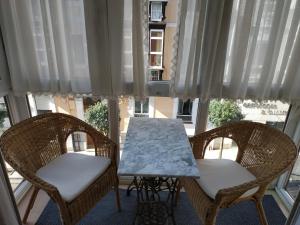 two chairs and a table in front of a window at Bonito Apartamento en Santander in Santander