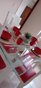 una mesa con sillas rojas y platos de comida. en Apartamento ideal si buscas ubicación y espacio, en Pereira