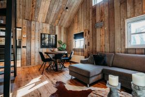 a living room with a couch and a table at Logement Bilderdam in Leimuiden