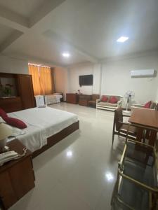 duży pokój z łóżkiem i salonem w obiekcie Hotel Peru Amazonico w mieście Puerto Maldonado