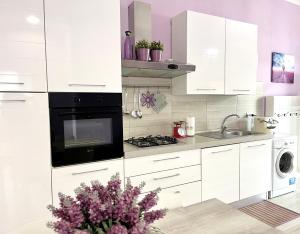 Η κουζίνα ή μικρή κουζίνα στο La Meria di Maria Casa Viola +9 φωτογραφίες