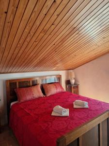Postel nebo postele na pokoji v ubytování House among olive trees with a sea view 1