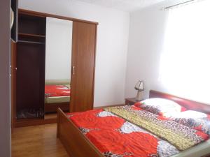 Postel nebo postele na pokoji v ubytování APARTAMENTY Kot JARZĘBINOWA 7