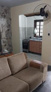 裴尼多的住宿－Sitio148 Hospedaria，带沙发和吊扇的客厅