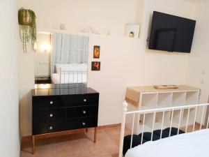 1 dormitorio con 1 cama y vestidor con espejo en Spot in the Village פינה במושב, en Livnim