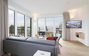 un soggiorno con divano e TV di Penthouse Comfort a Lembruch