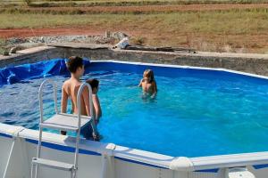 um grupo de pessoas numa piscina em LA GRAN VÍA em Bocairent