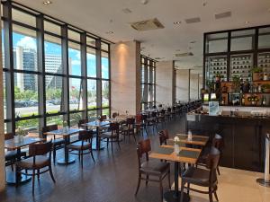a restaurant with tables and chairs and a bar at Haus Flat particular em Brasilia in Brasilia